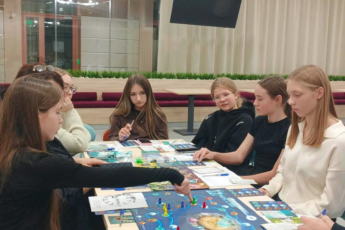 Подростки за игровым полем